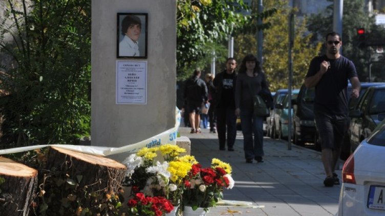 Цветята пред лобното място на Пейо. Снимка: БТА
Снимка: БТА