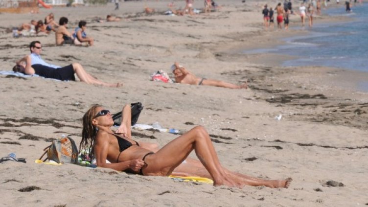 Сезонът по морето още не е приключил въпреки есента. Снимка: Булфото