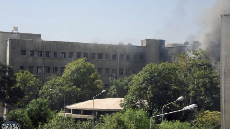 Дим се издига след двата взрива в сградата на генщаба на сирийската армия. Снимка: Reuters