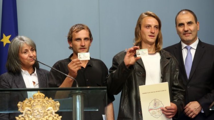 Двамата братя с първите си документи. Снимка: БТА