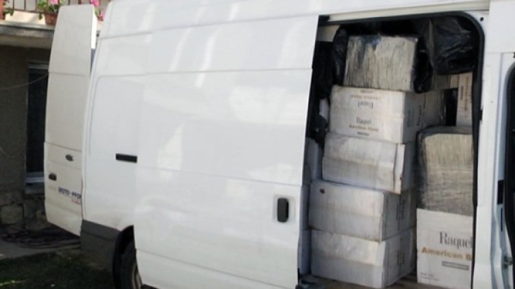 Бусът със задържаните цигари. Снимка: МВР