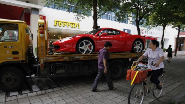 Млад китаец току-що си е купил Ferrari 458 Spider от магазин в Шънджън. Снимка: Ройтерс