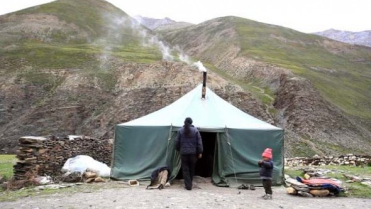 Хималайска му работа - двама братя с една жена