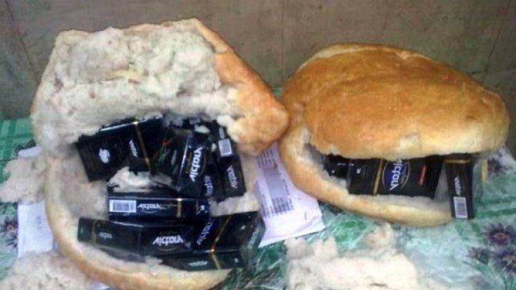 Цигарите били в питките. Снимка: Агенция "Митници"