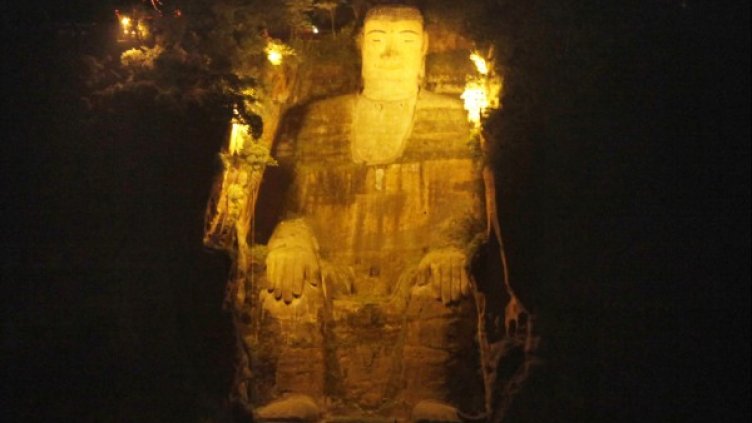 Най-голямата каменна статуя на Буда в света в провинция Съчуан, Китай. Снимка: Reuters