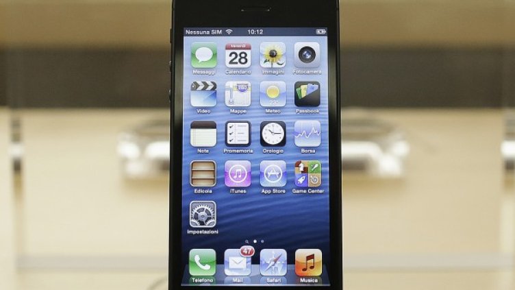 За много хора и обикновеният iPhone все още е истинско съкровище. Снимка: Ройтерс