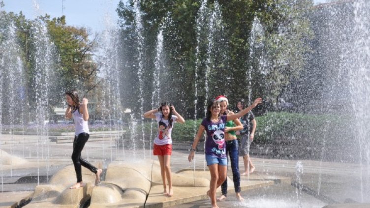 Деца потърсиха прохлада във видински фонтан. Снимка: БТА