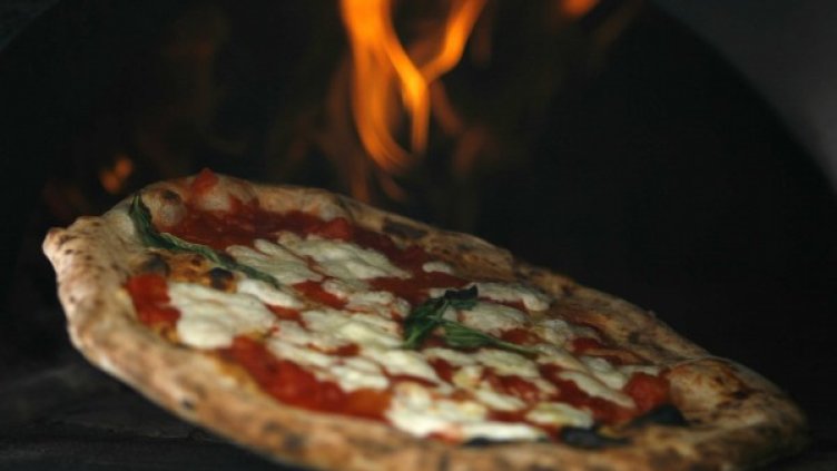 Италианецът не се разделя и с традиционната пица, която бива изпечена на селската фурна в двора. Снимка: архив, Reuters