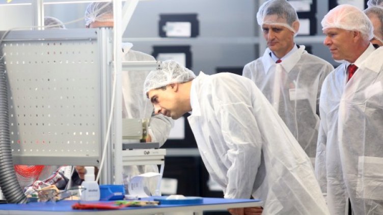 Президентът Плевнелиев откри завод за дизайн, производство и сглобяване на фиброоптични компоненти на швейцарска компания. Снимка: БТА