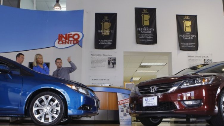 Новите автомобили не се задържат дълго в щатските автосалони. Снимка: Ройтерс