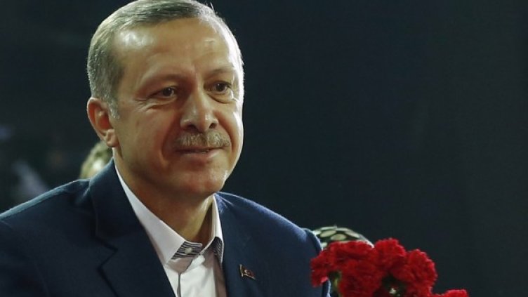 Ердоган влиза в залата, в която се провеждаше конгресът на партията му. Снимка: Reuters