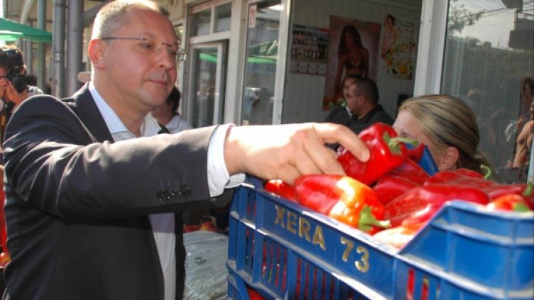 Станишев посети и зеленчуковата борса в село Първенец край Пловдив. Снимка: БТА