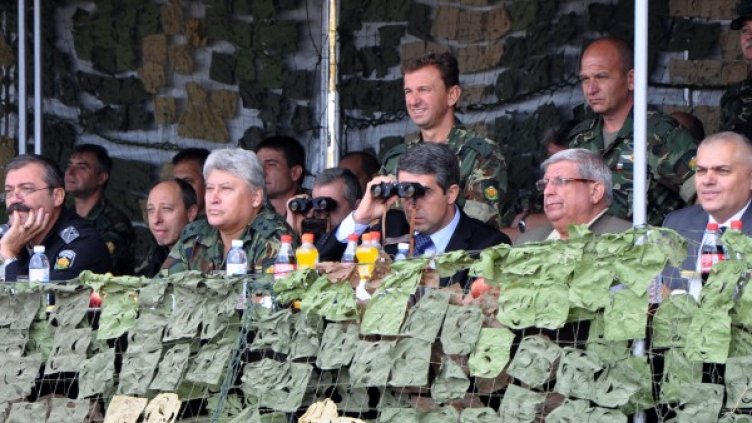 Плевнелиев наблюдава военно учение на полигона "Корен". Снимка: БТА