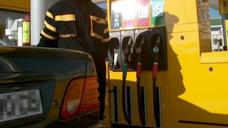 Маскираните нападнали служителя. Снимка: архив Булфото