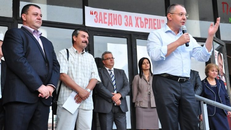 Станишев на закриването на предизборната кампания на кандидата на партията за кмет д-р Огнемир Симов (ляво). Снимка: БТА