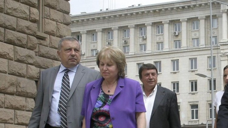 Катя Николова на борба с "изборната машина на ГЕРБ". Снимка: архив Булфото