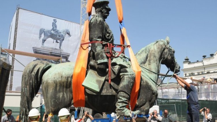 Паметникът на Цар Освободител беше демонтиран през септември. Снимка: Булфото