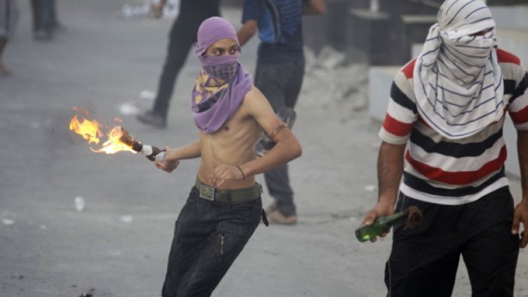 Публикация в Тунис обучава децата как се прави коктейл "Молотов". Снимка: архив, Reuters