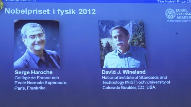 Нобеловите лауреати Серж Арош и Дейвид Уайнленд. Снимка: Reuters