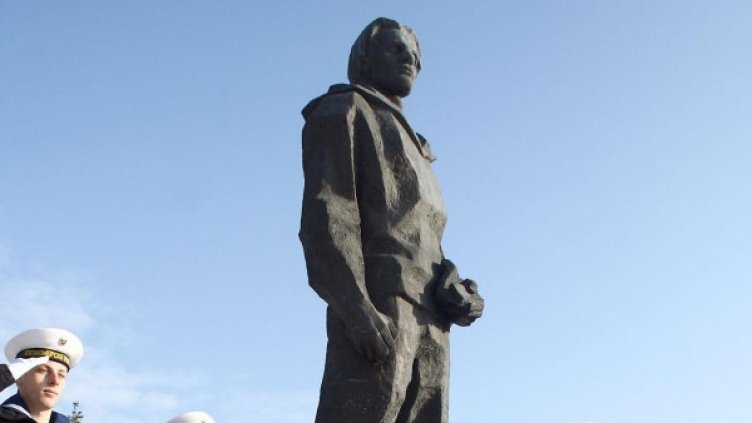 Паметникът на Вапцаров във Варна. Снимка: архив, Булфото