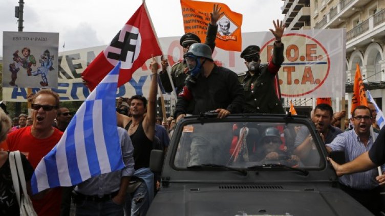 Хиляди протестират срещу посещението на Меркел в Атина. Снимка: Reuters