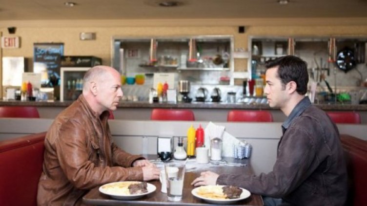 Кадър от  "Looper: Убиец във времето". Снимка: Форум Филм