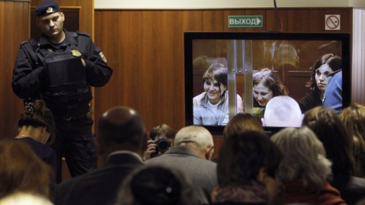 Изпълнителките от "Pussy Riot" в съдебната зала. Снимка: Reuters