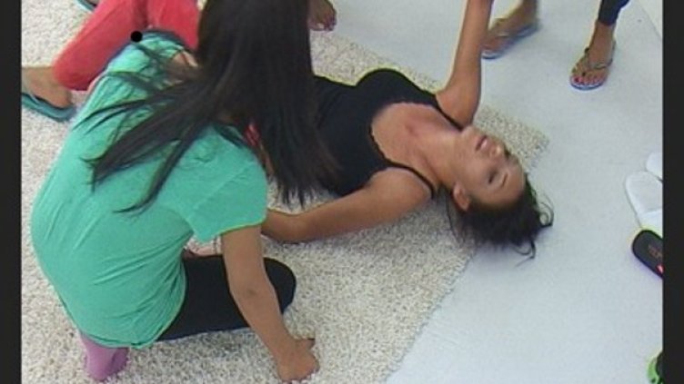 Съквартирантите свестяват Златка. Снимка: ВИП Брадър