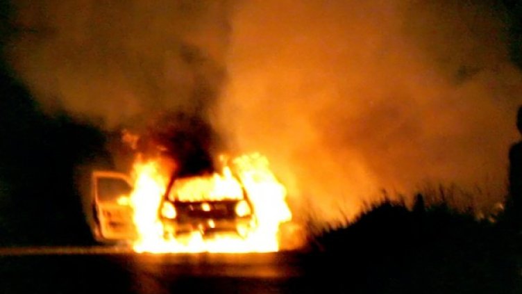 Изгоряла е предната част на колата и купето. Снимка: архив Булфото