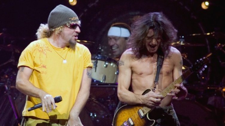 Еди ван Хален (в дясно) бе избран за най-добрия китарист в света. Снимка: Reuters