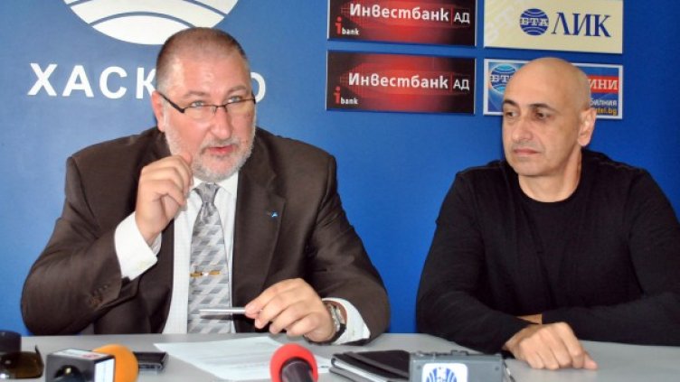 Според Иван Стамболов (в ляво) бюджет 2013 е нереалистичен.  Снимка: БТА