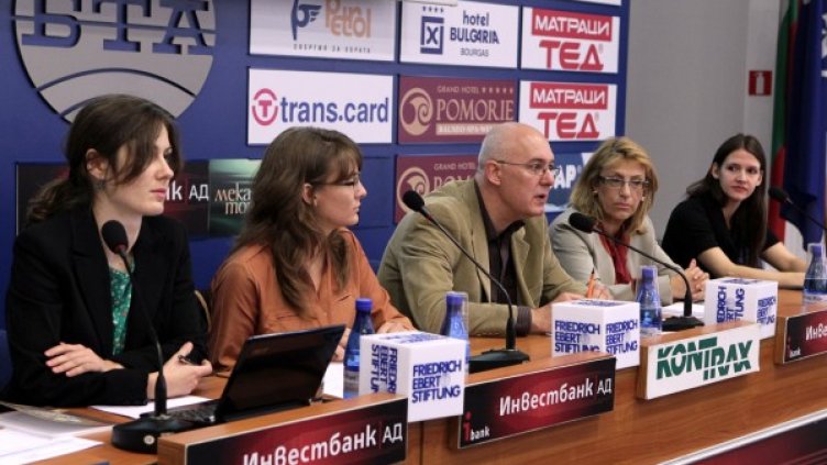 Спасов(по средата) направи анализ на медийната среда. Снимка: БТА