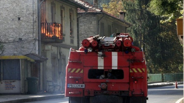 Огънят е потушен от две пожарни коли. Снимка: архив Булфото