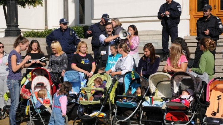 Майки на протест: Дянков, гледай ни децата с 240 лева на месец