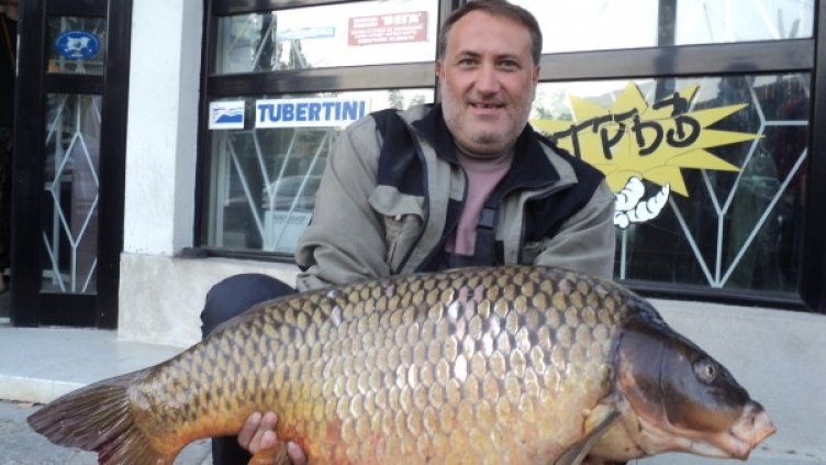 Щастливият рибар с огромния шаран. Снимка: БТА