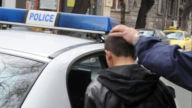 Трима мъже са арестувани, четвърти се издирва. Снимка: архив Булфото