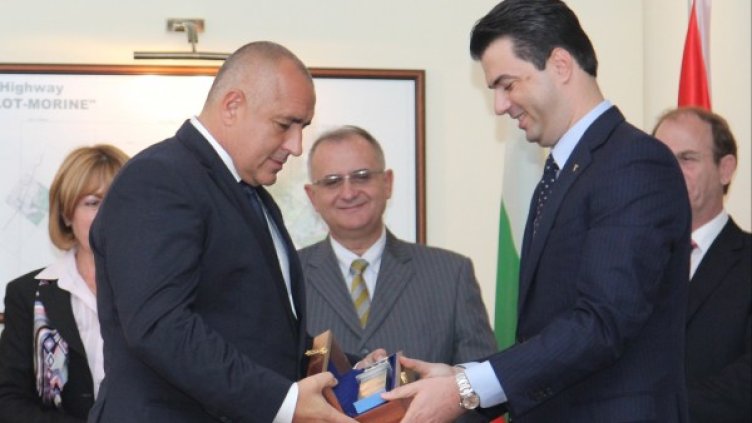 Борисов получи от кмета на Тирана макет на Часовниковата кула. Снимка: МС