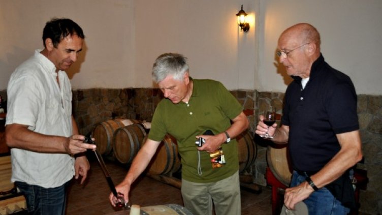 Рюдигер Руос и Гунтер Еени (отдясно наляво) дегустират мелнишко вино в изба "Кьосев"  Снимка: Dnes.bg