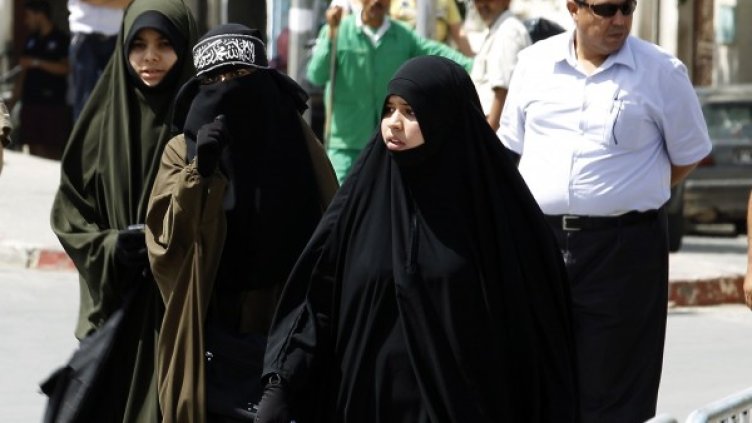 Жени след петъчната молитва в столицата Тунис. Снимка: Reuters