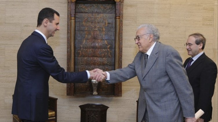 Лахдар Брахими (дясно) се среща със сирийския президент Башар Асад (ляво). Снимка: архив, Reuters
