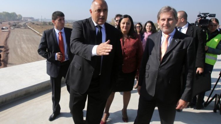 Бойко Борисов и еврокомисарят Хан. Снимка: БТА