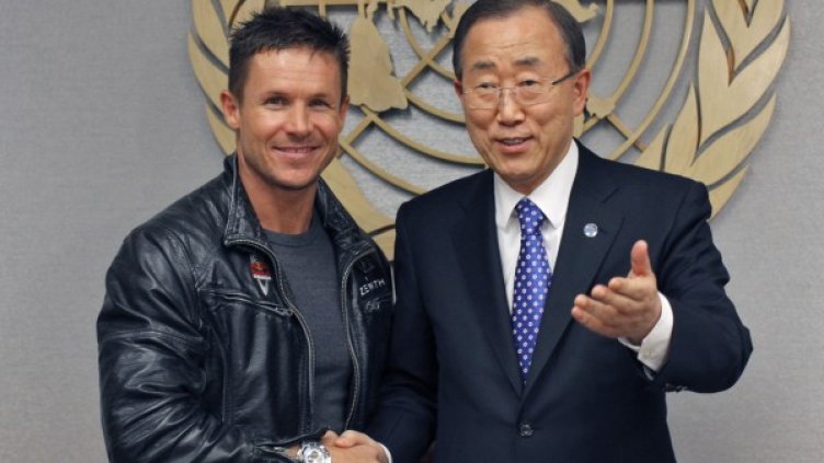 Феликс Баумгартнер на среща с главния секретар на ООН Бан Ки Мун Снимка: Reuters