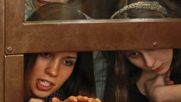 Пънкарките от "Pussy Riot" в съдебната зала. Снимка: архив, Reuters