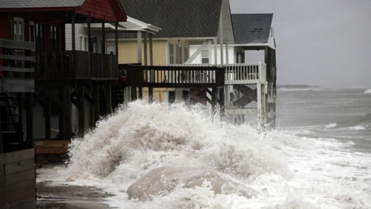 Вълни връхлитат сгради по крайбрежието на Оушън Айл Бийч, щата Северна Каролина. Снимка: Ройтерс