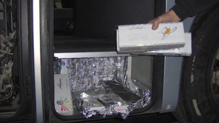 Цигарите били укрити в автобуса. Снимка: Агенция "Митници"