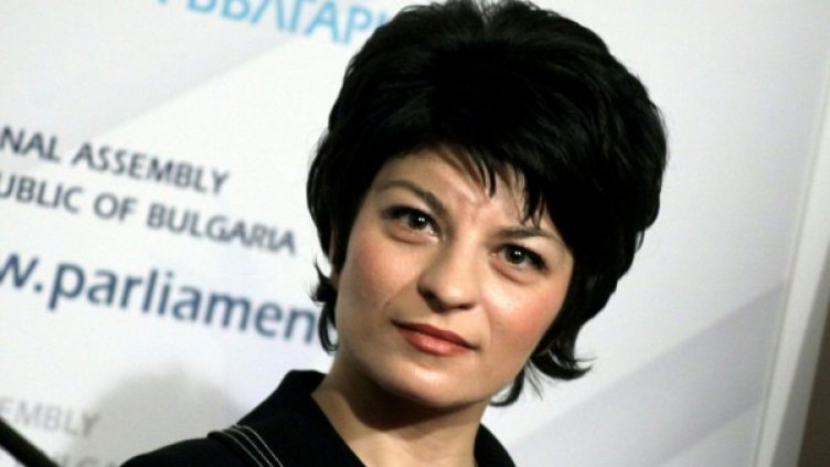 Десислава Атанасова дава доклада за цените на лекарствата на прокуратурата. Снимка: архив, БТА