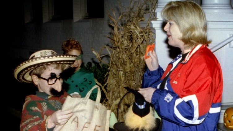 Дете получава лакомства на Хелоуин. Снимка: Reuters