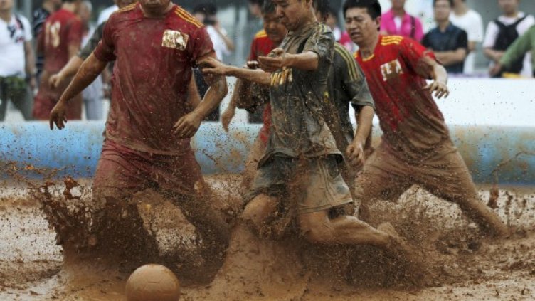 Блатен футбол Снимка: Reuters 
Слаклайнинг Снимка: Reuters