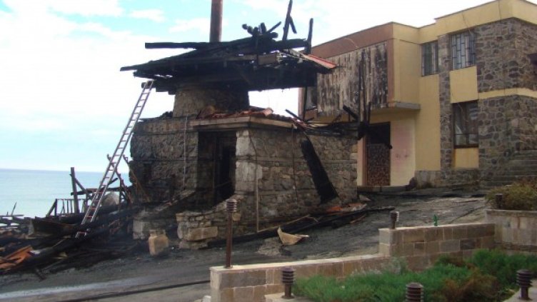 Сградата е напълно изгоряла. Снимка: Булфото