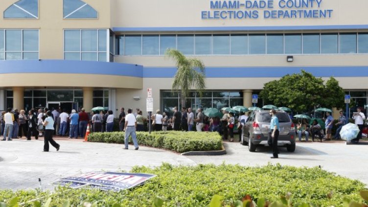 Във Флорида стотици местни избиратели чакаха по 4 ч. на опашки, за да гласуват предварително. Снимка: Reuters